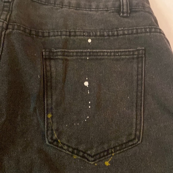 Black wash distressed cutoff jean shorts with a sprinkle of paint yellow&white - Picture 8 of 9